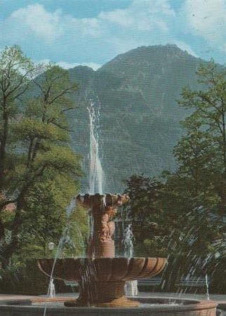 Bad Reichenhall - Solebrunnen im Kurpark mit Predigtstuhl - 1964 Bad Reichenhall - Solebrunnen im Kurpark mit Predigtstuhl - 1964