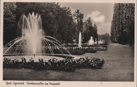 Bad Pyrmont - Fontänenallee im Kurpark - 1951 Bad Pyrmont - Fontänenallee im Kurpark - 1951