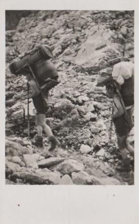 Bergwanderer mit Gepäck - ca. 1935 Bergwanderer mit Gepäck - ca. 1935