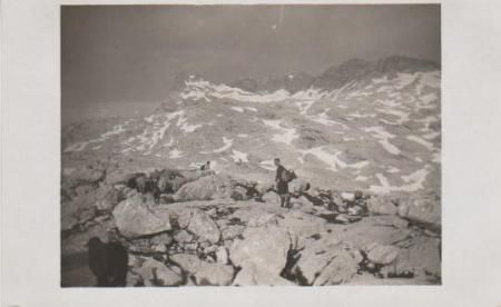 Bergwanderer in weiter Landschaft - ca. 1935 Bergwanderer in weiter Landschaft - ca. 1935