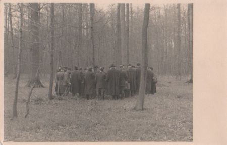 Jägergruppe im Wald - ca. 1950 Jägergruppe im Wald - ca. 1950