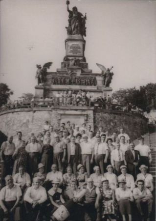 Rüdesheim, Niederwalddenkmal - Gruppenbild - ca. 1955 Rüdesheim, Niederwalddenkmal - Gruppenbild - ca. 1955