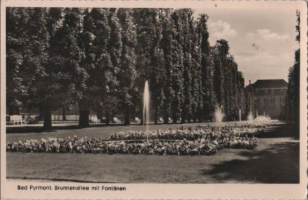 Bad Pyrmont - Brunnenallee mit Fontänen - 1951 Bad Pyrmont - Brunnenallee mit Fontänen - 1951