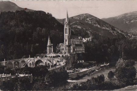 Frankreich - Lourdes - La Basilique - ca. 1955 Frankreich - Lourdes - La Basilique - ca. 1955