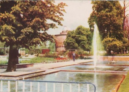 Erfurt - Internationale Gartenbauaustellung, Wasserspiel mit Volkssternwarte - 1972 Erfurt - Internationale Gartenbauaustellung, Wasserspiel mit Volkssternwarte - 1972