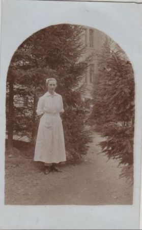 Frau im Schwesterngewand Frau im Schwesterngewand