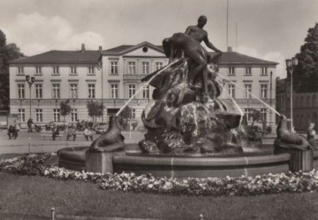 Schwerin - Schiffbrüchigendenkmal am Grunthalplatz - 1968 Schwerin - Schiffbrüchigendenkmal am Grunthalplatz - 1968