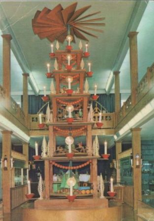 Seiffen - Spielzeugmuseum, hohe Pyramide - 1983 Seiffen - Spielzeugmuseum, hohe Pyramide - 1983
