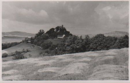 Gebäude auf und an Hügel - ca. 1955 Gebäude auf und an Hügel - ca. 1955