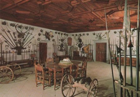 Italien - Meran - Merano - Schloss Schenna, Waffensaal - ca. 1985 Italien - Meran - Merano - Schloss Schenna, Waffensaal - ca. 1985