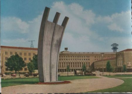 Berlin-Tempelhof, Luftbrückendenkmal - ca. 1975 Berlin-Tempelhof, Luftbrückendenkmal - ca. 1975