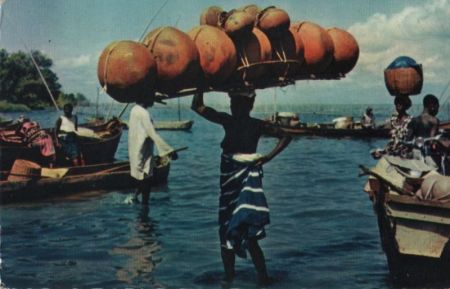Afrika (Sonstiges) - Afrika - Girl carrying gourds - ca. 2000 Afrika (Sonstiges) - Afrika - Girl carrying gourds - ca. 2000