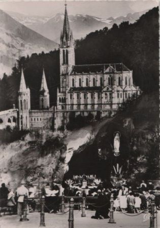 Frankreich - Lourdes - La Grotte et la Basilique - ca. 1960 Frankreich - Lourdes - La Grotte et la Basilique - ca. 1960