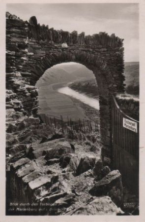 Bullay - Marienburg, Blick durch Torbogen - ca. 1960 Bullay - Marienburg, Blick durch Torbogen - ca. 1960