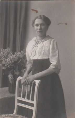 Frau hinter einem Stuhl - ca. 1935 Frau hinter einem Stuhl - ca. 1935