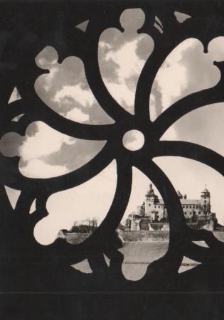 Würzburg - Blick durch die Rosette des Neubauturms auf die Festung Marienberg - 1965 Würzburg - Blick durch die Rosette des Neubauturms auf die Festung Marienberg - 1965
