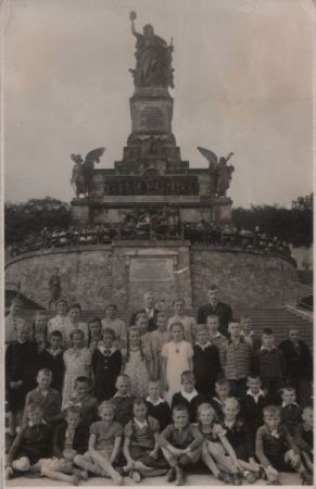 Rüdesheim, Niederwalddenkmal - Fototermin - ca. 1955 Rüdesheim, Niederwalddenkmal - Fototermin - ca. 1955