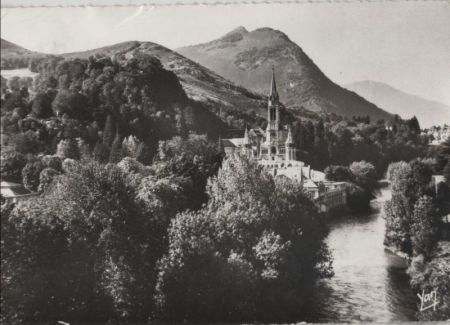 Frankreich - Lourdes - La Basilique - ca. 1965 Frankreich - Lourdes - La Basilique - ca. 1965