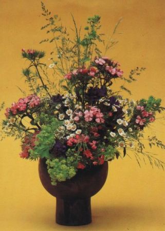 Ikebana Der Blütenstrauß vom Sommer Ikebana Der Blütenstrauß vom Sommer