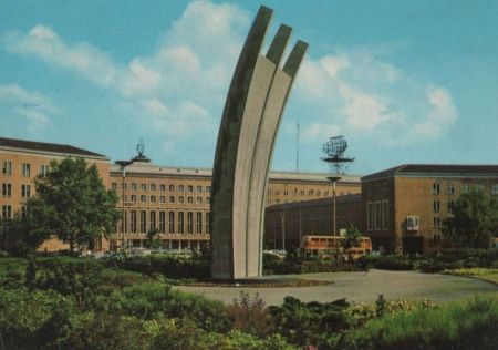 Berlin-Tempelhof, Luftbrückendenkmal - 1970 Berlin-Tempelhof, Luftbrückendenkmal - 1970