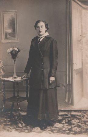 stehende Frau - ca. 1935 stehende Frau - ca. 1935