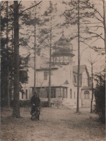 Mann mit Hund vor Villa (Foto, keine Ak) Mann mit Hund vor Villa (Foto, keine Ak)