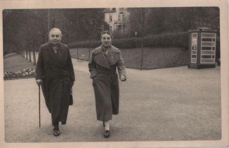 zwei Frauen beim Spaziergang zwei Frauen beim Spaziergang