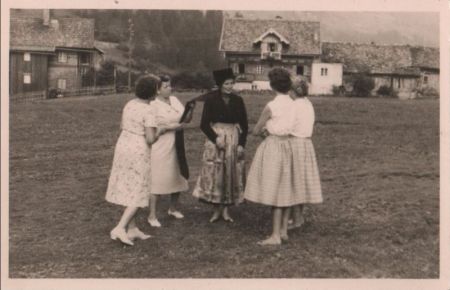 Frauengruppe auf einer Wiese Frauengruppe auf einer Wiese