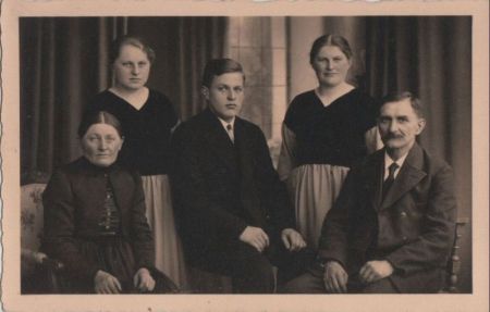 Familienbild sitzend und stehend Familienbild sitzend und stehend