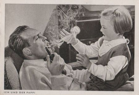 Ich und der Pappi Pfeife rauchend Ich und der Pappi Pfeife rauchend
