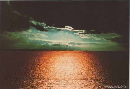 aufgerissener Himmel über dem Meer aufgerissener Himmel über dem Meer