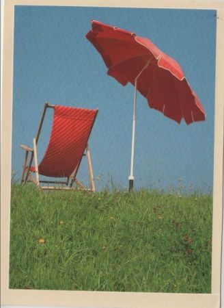 Liegestuhl und Sonnenschirm Liegestuhl und Sonnenschirm