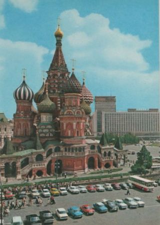 Moskau - Russland - Bauwerk und Parkplatz Moskau - Russland - Bauwerk und Parkplatz