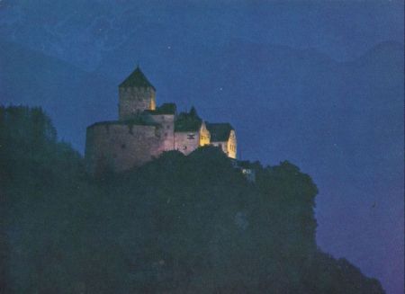 Vaduz - Liechtenstein - Schloss bei Nacht Vaduz - Liechtenstein - Schloss bei Nacht
