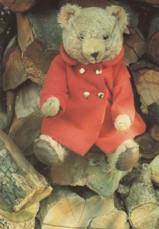 Teddy auf Holzstapel Teddy auf Holzstapel