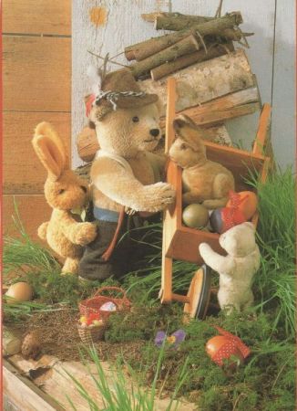 Teddy am Holzstapel Teddy am Holzstapel