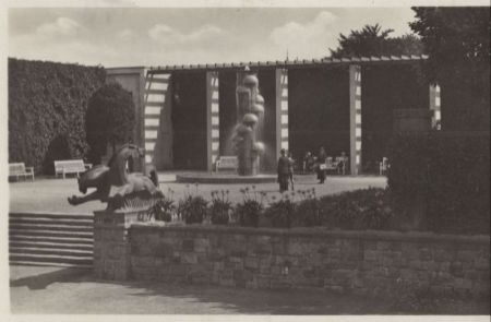 Essen - Grugapark, Vorplatz Leuchtbrunnen Essen - Grugapark, Vorplatz Leuchtbrunnen
