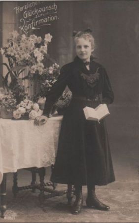 Zur Konfirmation Mädchen mit Buch Zur Konfirmation Mädchen mit Buch