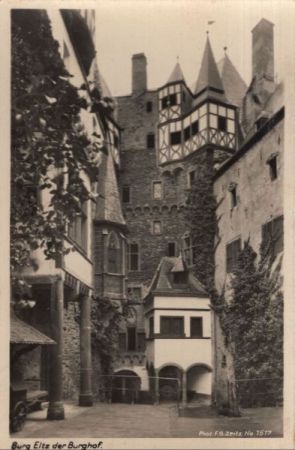 Wierschem, Burg Eltz - Burghof Wierschem, Burg Eltz - Burghof