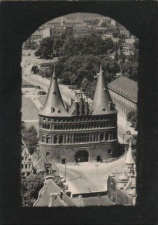 Lübeck - Holstentor, Blick vom Aussichtsturm - ca. 1965 Lübeck - Holstentor, Blick vom Aussichtsturm - ca. 1965