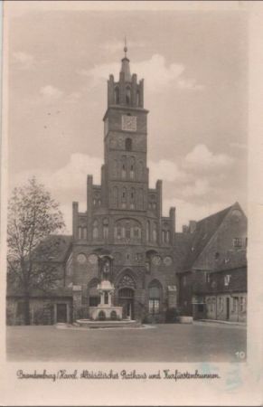 Brandenburg, Havel - Altstädtisches Rathaus und Kurfürstenbrunnen - ca. 1940 Brandenburg, Havel - Altstädtisches Rathaus und Kurfürstenbrunnen - ca. 1940