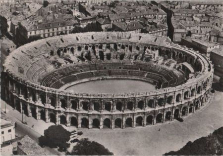 Frankreich - Nimes - Vue nerienne sur les Arenes - ca. 1965 Frankreich - Nimes - Vue nerienne sur les Arenes - ca. 1965