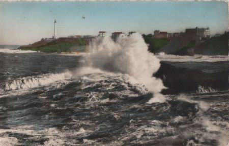 Frankreich - Biarritz - Effet de vagues Dame le fond - 1961 Frankreich - Biarritz - Effet de vagues Dame le fond - 1961