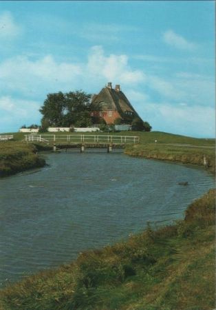 Hooge, Hallig - Kirchwarft mit Priel - ca. 1985 Hooge, Hallig - Kirchwarft mit Priel - ca. 1985