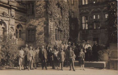 Heidelberg - Im Schloßhof - ca. 1950 Heidelberg - Im Schloßhof - ca. 1950