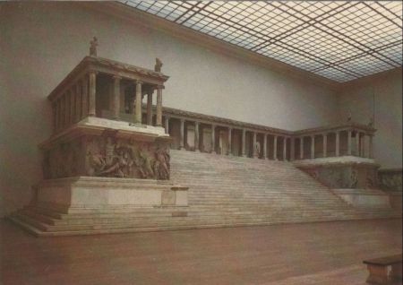 Staatliche Museen, Berlin - Großer Altar im Pergamonmuseum - 1988 Staatliche Museen, Berlin - Großer Altar im Pergamonmuseum - 1988