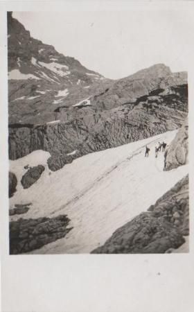 Wanderer auf Schneefeld - ca. 1935 Wanderer auf Schneefeld - ca. 1935