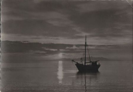 kleines Segelschiff auf dem Wasser - 1960 kleines Segelschiff auf dem Wasser - 1960