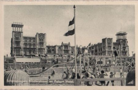 Niederlande - Den Haag, Scheveningen - Kinderstrand en Palace Hotel - ca. 1960 Niederlande - Den Haag, Scheveningen - Kinderstrand en Palace Hotel - ca. 1960