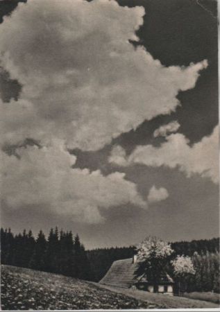 Haus unter Wolken in Berglandschaft - 1954 Haus unter Wolken in Berglandschaft - 1954